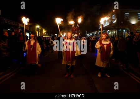 Edenbridge, UK. 5. November 2016.  Der Abend beginnt mit einer Parade durch die sehr belebten Innenstadt vor dem Umzug in das Spielgelände für eine Anzeige, die der Startschuss ist das Verbrennen von einem Bildnis einer berühmten Person. Bildnachweis: Julie Edwards/Alamy Live-Nachrichten Stockfoto