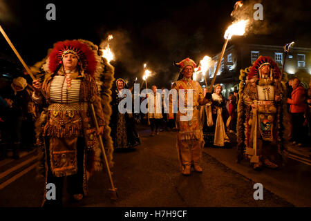 Edenbridge, UK. 5. November 2016.  Der Abend beginnt mit einer Parade durch die sehr belebten Innenstadt vor dem Umzug in das Spielgelände für eine Anzeige, die der Startschuss ist das Verbrennen von einem Bildnis einer berühmten Person. Bildnachweis: Julie Edwards/Alamy Live-Nachrichten Stockfoto