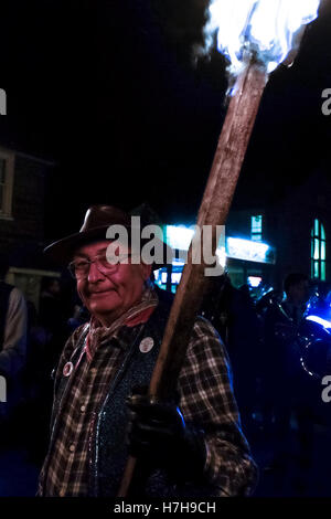 Edenbridge, UK. 5. November 2016.  Der Abend beginnt mit einer Parade durch die sehr belebten Innenstadt vor dem Umzug in das Spielgelände für eine Anzeige, die der Startschuss ist das Verbrennen von einem Bildnis einer berühmten Person. Bildnachweis: Julie Edwards/Alamy Live-Nachrichten Stockfoto