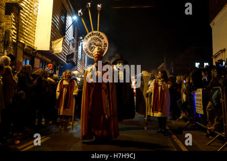 Edenbridge, UK. 5. November 2016.  Der Abend beginnt mit einer Parade durch die sehr belebten Innenstadt vor dem Umzug in das Spielgelände für eine Anzeige, die der Startschuss ist das Verbrennen von einem Bildnis einer berühmten Person. Bildnachweis: Julie Edwards/Alamy Live-Nachrichten Stockfoto