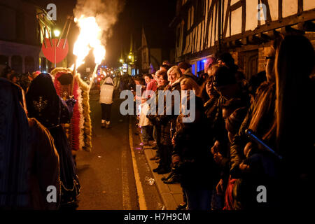 Edenbridge, UK. 5. November 2016.  Der Abend beginnt mit einer Parade durch die sehr belebten Innenstadt vor dem Umzug in das Spielgelände für eine Anzeige, die der Startschuss ist das Verbrennen von einem Bildnis einer berühmten Person. Bildnachweis: Julie Edwards/Alamy Live-Nachrichten Stockfoto