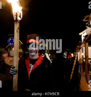 Edenbridge, UK. 5. November 2016.  Der Abend beginnt mit einer Parade durch die sehr belebten Innenstadt vor dem Umzug in das Spielgelände für eine Anzeige, die der Startschuss ist das Verbrennen von einem Bildnis einer berühmten Person. Bildnachweis: Julie Edwards/Alamy Live-Nachrichten Stockfoto