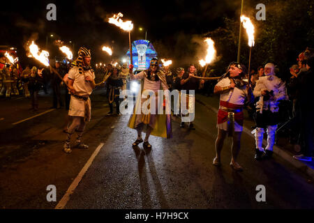 Edenbridge, UK. 5. November 2016.  Der Abend beginnt mit einer Parade durch die sehr belebten Innenstadt vor dem Umzug in das Spielgelände für eine Anzeige, die der Startschuss ist das Verbrennen von einem Bildnis einer berühmten Person. Bildnachweis: Julie Edwards/Alamy Live-Nachrichten Stockfoto