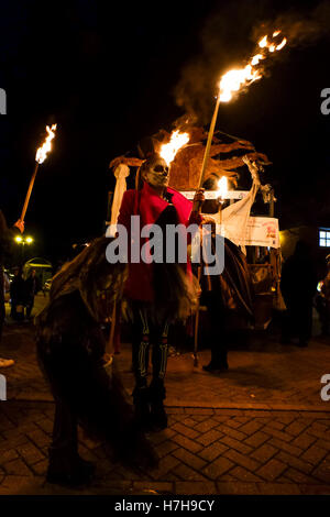 Edenbridge, UK. 5. November 2016.  Der Abend beginnt mit einer Parade durch die sehr belebten Innenstadt vor dem Umzug in das Spielgelände für eine Anzeige, die der Startschuss ist das Verbrennen von einem Bildnis einer berühmten Person. Bildnachweis: Julie Edwards/Alamy Live-Nachrichten Stockfoto