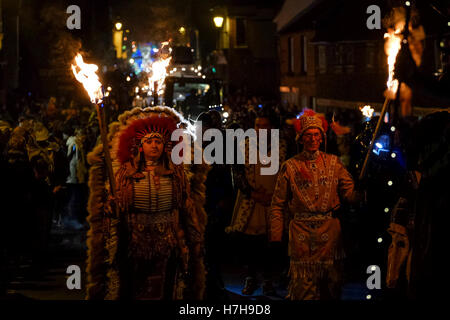 Edenbridge, UK. 5. November 2016.  Der Abend beginnt mit einer Parade durch die sehr belebten Innenstadt vor dem Umzug in das Spielgelände für eine Anzeige, die der Startschuss ist das Verbrennen von einem Bildnis einer berühmten Person. Bildnachweis: Julie Edwards/Alamy Live-Nachrichten Stockfoto