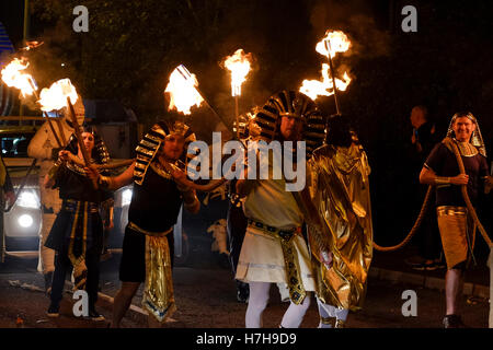 Edenbridge, UK. 5. November 2016.  Der Abend beginnt mit einer Parade durch die sehr belebten Innenstadt vor dem Umzug in das Spielgelände für eine Anzeige, die der Startschuss ist das Verbrennen von einem Bildnis einer berühmten Person. Bildnachweis: Julie Edwards/Alamy Live-Nachrichten Stockfoto