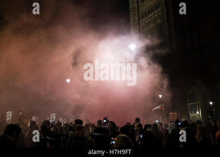 London, UK. 5. November 2016. Guy Fawkes Feier. Die Million Maske März teilgenommen in London und Demonstranten bedeckten ihre Gesichter mit Maske und marschierten zum Trafalgar Square gegen Austerität, Massenüberwachung und die Menschenrechte zu demonstrieren. Bildnachweis: Brian Lloyd Duckett /Awakening/ Alamy Live-Nachrichten Stockfoto