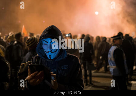 London, UK. 5. November 2016. Guy Fawkes Feier. Die Million Maske März teilgenommen in London und Demonstranten bedeckten ihre Gesichter mit Maske und marschierten zum Trafalgar Square gegen Austerität, Massenüberwachung und die Menschenrechte zu demonstrieren. Bildnachweis: Brian Lloyd Duckett /Awakening/ Alamy Live-Nachrichten Stockfoto