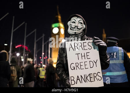 London, UK. 5. November 2016. Guy Fawkes Feier. Die Million Maske März teilgenommen in London und Demonstranten bedeckten ihre Gesichter mit Maske und marschierten zum Trafalgar Square gegen Austerität, Massenüberwachung und die Menschenrechte zu demonstrieren. Bildnachweis: Brian Lloyd Duckett /Awakening/ Alamy Live-Nachrichten Stockfoto