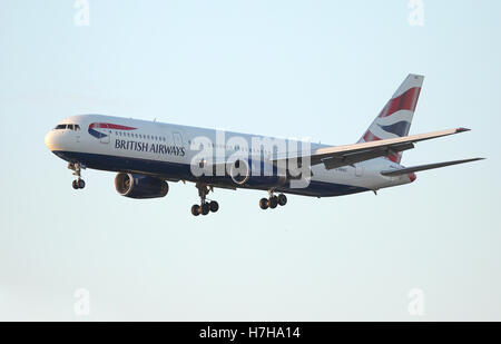 Eine British Airways Flugzeug hebt ab vom Flughafen Heathrow entfernt als die Sonne untergeht. Stockfoto