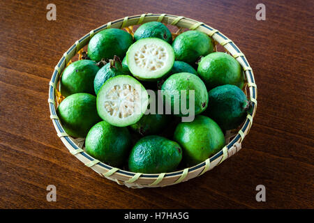 Ananas Guave (Feijoa, Acca Sellowiana) auf einem Bambuskorb Stockfoto