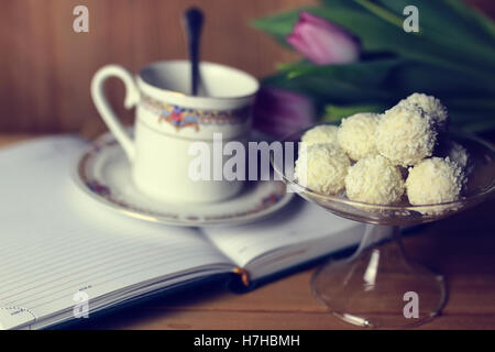 Blume auf das Buch und Tee Stockfoto