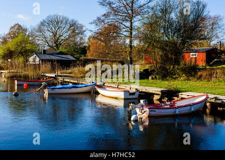 Vieryd, Schweden - 29. Oktober 2016: Ökologische Dokumentation der küstennahen Lebensweise. Kleiner Yachthafen mit festgemachten Boote und Hütten in Stockfoto