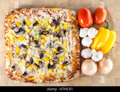 Frisch gebackene Pizza mit gewürzten Hähnchen, Champignons, Paprika, Zwiebeln und Käse Stockfoto