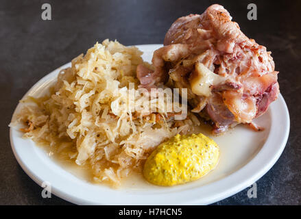 Traditionelle deutsche Schinken Sprunggelenk oder Schweinefleisch Eisbein mit Sauerkraut serviert. Stockfoto