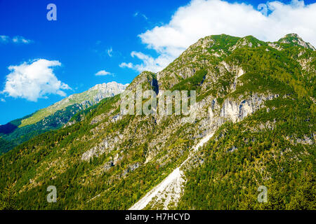 Schöne Landschaft. Wunderschönen Gipfel in den Wolken. Stockfoto