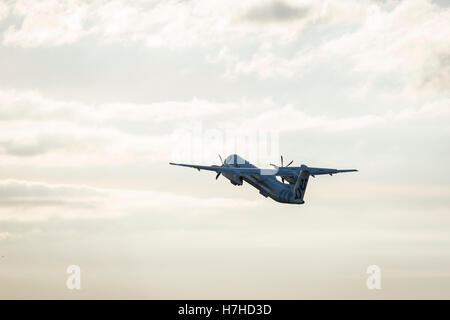 Eine Flybe Bombardier Q400 Dash-8 Turboprop nimmt ab Flughafen Exeter. Stockfoto