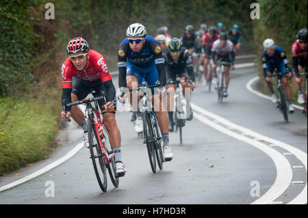 Frederik Frison, Lotto-Soudal führt Tony Martin, Etixx Quick-Step, in der Tour of Britain, Honiton, Devon, UK. Stockfoto