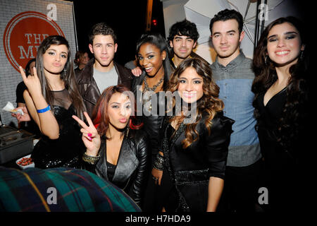 Nick Jonas, Joe Jonas und Kevin Jonas von den Jonas Brothers posieren mit Dinah Jane Hansen, Lauren Jauregui, Ally Brooke, Normani Hamilton und Camila Cabello von The X Factor besucht KIIS FM 2012 Jingle Ball im Nokia Theatre L.A. Live am 1. Dezember 2012 in Los Angeles, Kalifornien. Stockfoto