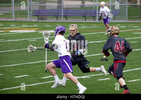 Kretin Derham Hall High School Lacrosse-Spieler läuft gegen die Opposition mit Ball gewiegt in Stick Kopf St Paul Minnesota MN USA Stockfoto