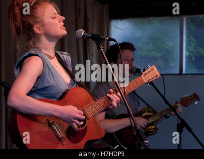 Schauspielerin und Musikerin Bryony Afferson Auftritt beim Maverick Festival Stockfoto