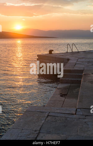 Sonnenuntergang über der das Meer und die Inseln, Kvarner Bucht, nördliche Adria, Kroatien Stockfoto