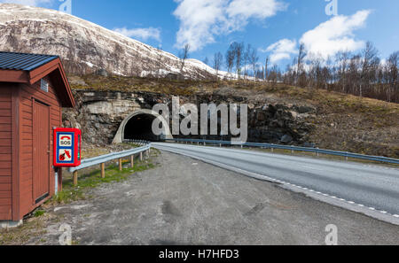 Landschaft des Kobbskar-Tunnels auf der E6 Richtung Norden nach Lofoten. Kobbskar liegt in der Nordland-Region von Norwegen. Stockfoto