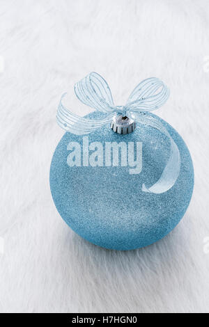 Eine schöne, ausgefallene, perfekt, funkelnd, glänzend, blau glitter Christmas Ornament auf vertikalen weißen Hintergrund Stockfoto