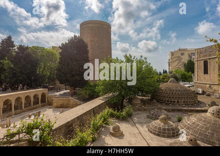 Blick auf Maiden Tower und Türkische Bäder in der Altstadt von Baku, Aserbaidschan Stockfoto