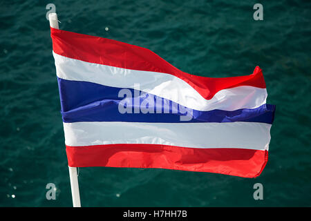 Blick auf die thailändische Flagge am Strand in der Nähe Stockfoto