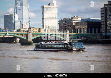 City Cruises Boot auf der Themse vor Southwark Bridge und der Shard Stockfoto