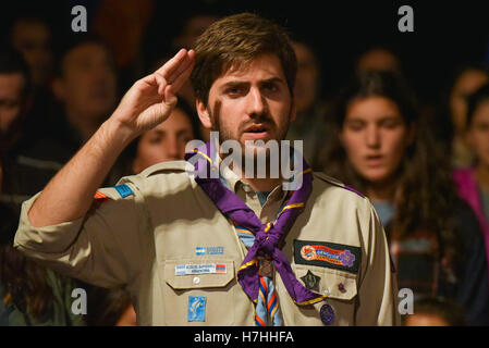 Buenos Aires, Argentinien - 25. April 2016: Scout während eines Marsches für die Anerkennung des Völkermords an den Armeniern im Osmanischen Reich. Stockfoto