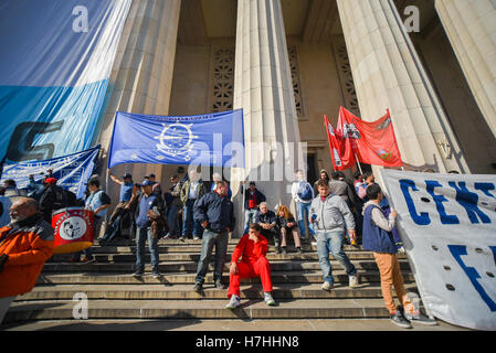 Buenos Aires, Argentinien - 29. April 2016: Gewerkschaften treffen sich in Buenos Aires, Argentinien gegen Entlassungen zu protestieren. Stockfoto