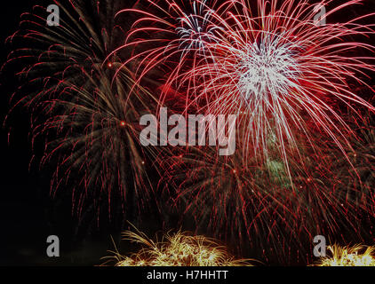 Großes Feuerwerk am Abend anlässlich des neuen Jahres. Horizontale Ansicht. Stockfoto