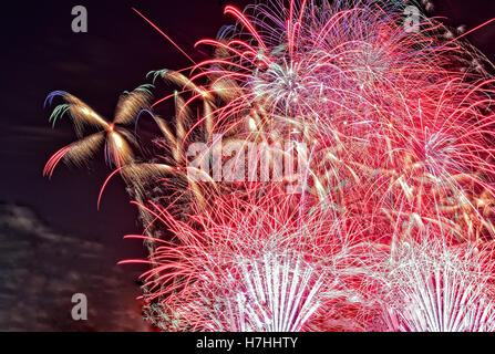 Nahaufnahme von bunten Sträußen Feuerwerk am nächtlichen Himmel in der Nacht vom 31. Dezember zum 1. Januar. enge, horizontale view.i Stockfoto