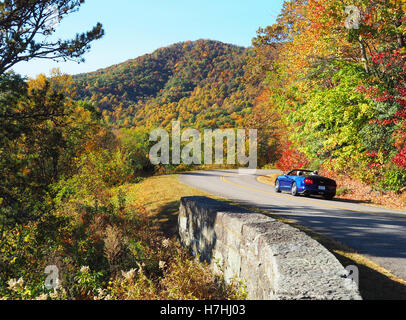 Blue Ridge Parkway im Herbst in North Carolina. Stockfoto