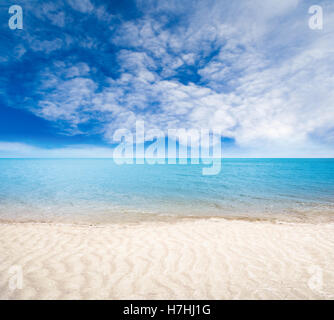 Nahaufnahme von Vordergrund sandigen Strand an einem Sommertag mit geringen Schärfentiefe auf Meer und Himmel Hintergrund. Stockfoto