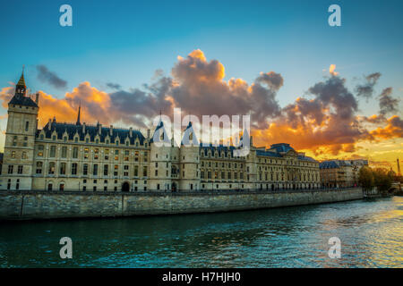 Blick von der Conciergerie auf der Île De La Cité in Paris, Frankreich, bei Sonnenuntergang Stockfoto