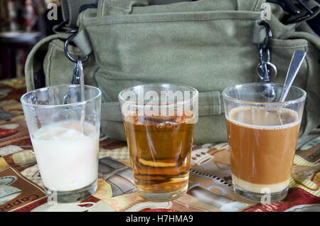 Heißer Kaffee und Tee mit wachsweiches Ei zum Verkauf im Restaurant im lokalen Markt in Phrae, Thailand Stockfoto