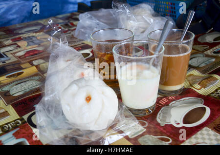 Heißer Kaffee und Tee mit weich gekochtes Ei und gedämpfte Knödel zum Verkauf im Restaurant im lokalen Markt in Phrae, Thailand Stockfoto