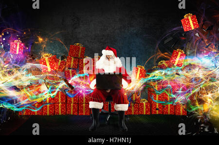 Santa Bestellung Geschenke im internet Stockfoto