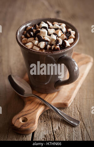 heiße Schokolade mit Mini Marshmallows Erwärmung trinken Stockfoto