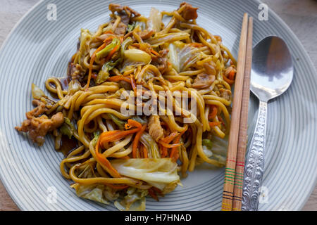 Köstliche japanische Küche Yakisoba oder heißen trockenen Nudeln im japanischen Stil. Stockfoto