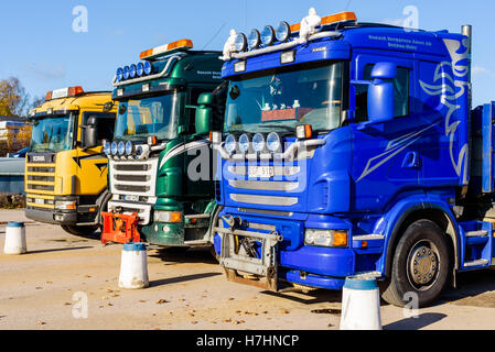 Brakne Hoby, Schweden - 29. Oktober 2016: Dokumentation des Industriegebiets. Drei geparkt Scania Lkw von vorne gesehen. Stockfoto