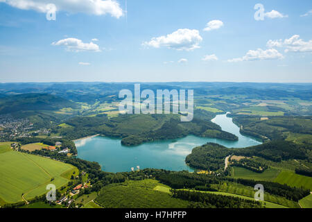 Luftaufnahme des Sees Hennesee, Seascape, Meschede, Sauerland, Nordrhein-Westfalen, Deutschland Stockfoto