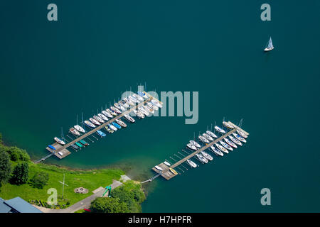 Luftaufnahme von Segelbooten auf See Hennesee, Seascape, Meschede, Sauerland, Nordrhein-Westfalen, Deutschland Stockfoto