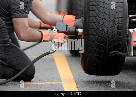 Reifenwechsel auf ein Formel1-Rennwagen auf dem Circuit de Catalunya in der Nähe von Barcelona, Spanien, Europa Stockfoto