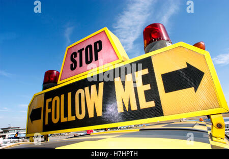 Follow Me Fahrzeug auf dem Rhein-Main Flughafen in Frankfurt am Main, Hessen Stockfoto