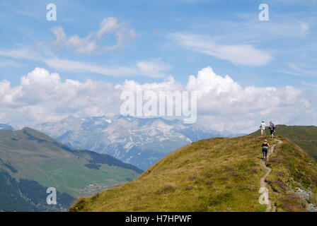 Wanderer auf Glaser Grat Grat im Kanton Graubünden, Schweiz, Europa Stockfoto