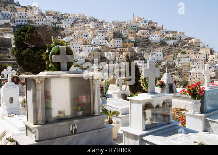 Friedhof und Berg Dorf Olympos auf der griechischen Insel Karpathos, Griechenland, Europa Stockfoto